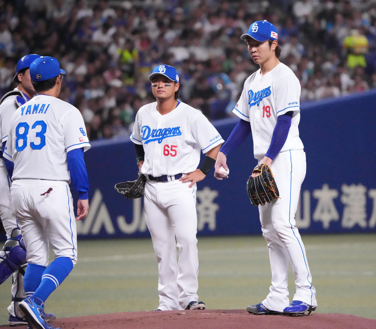 中日対日本ハム　1回表日本ハム1死一、二塁、マウンド上の高橋宏（右）のもとに集まる中日ナイン（撮影・森本幸一）