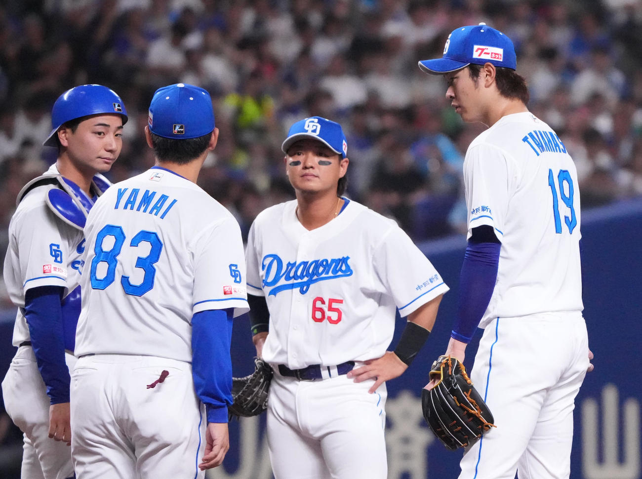 中日対日本ハム　1回表日本ハム1死一、二塁、マウンド上の高橋宏（右）のもとに集まる中日ナイン（撮影・森本幸一）