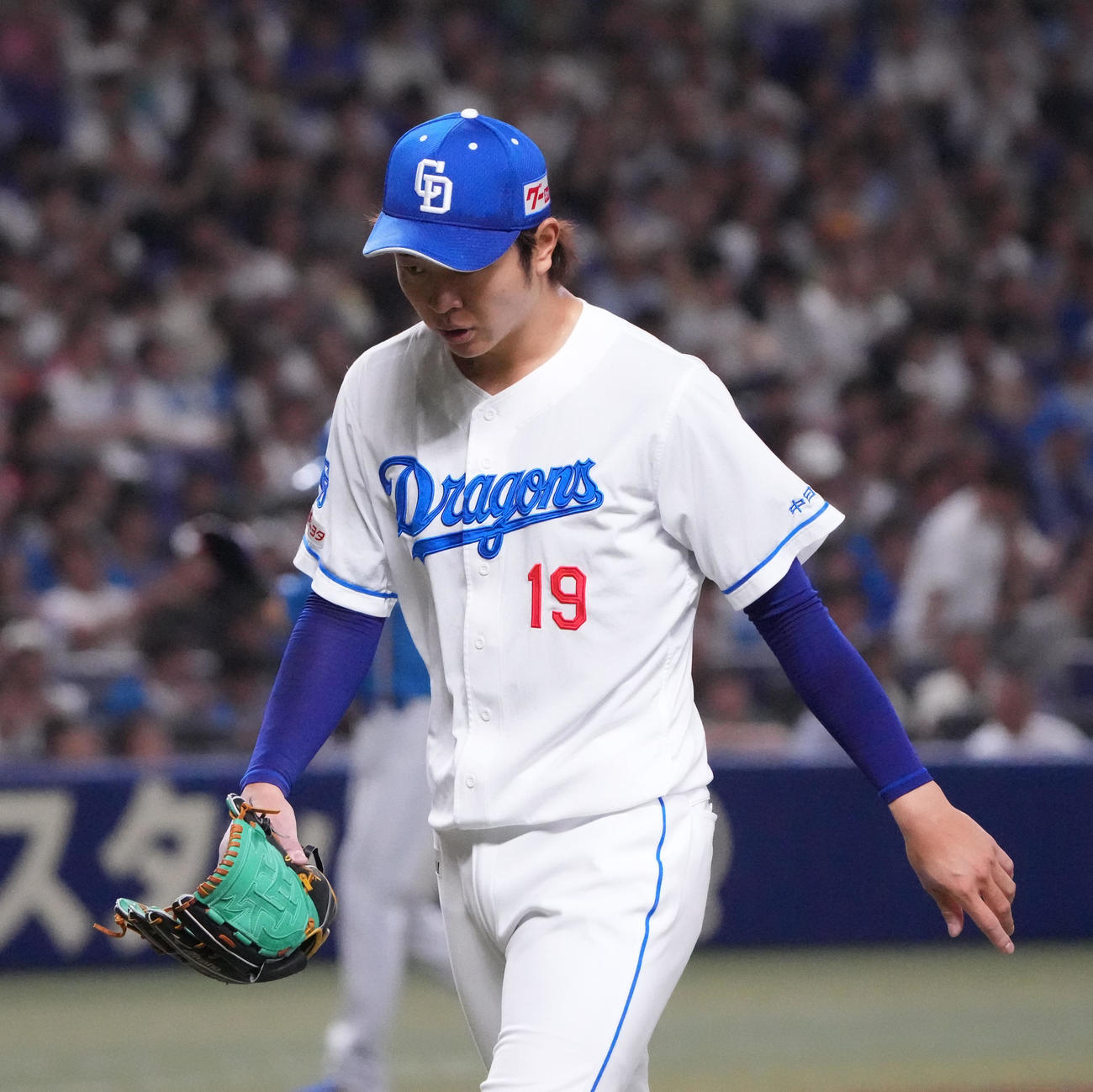 中日対日本ハム　1回表終了、ベンチへ戻る高橋宏（撮影・森本幸一）
