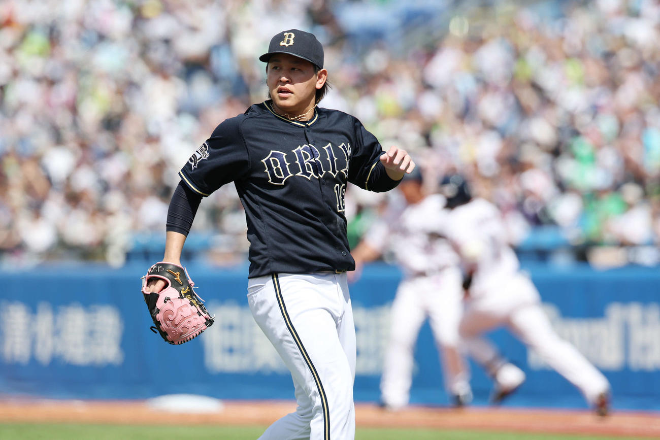 ヤクルト対オリックス　1回裏ヤクルト1死一、三塁、山田に中2点適時二塁打を浴びる宮城（撮影・宮地輝）