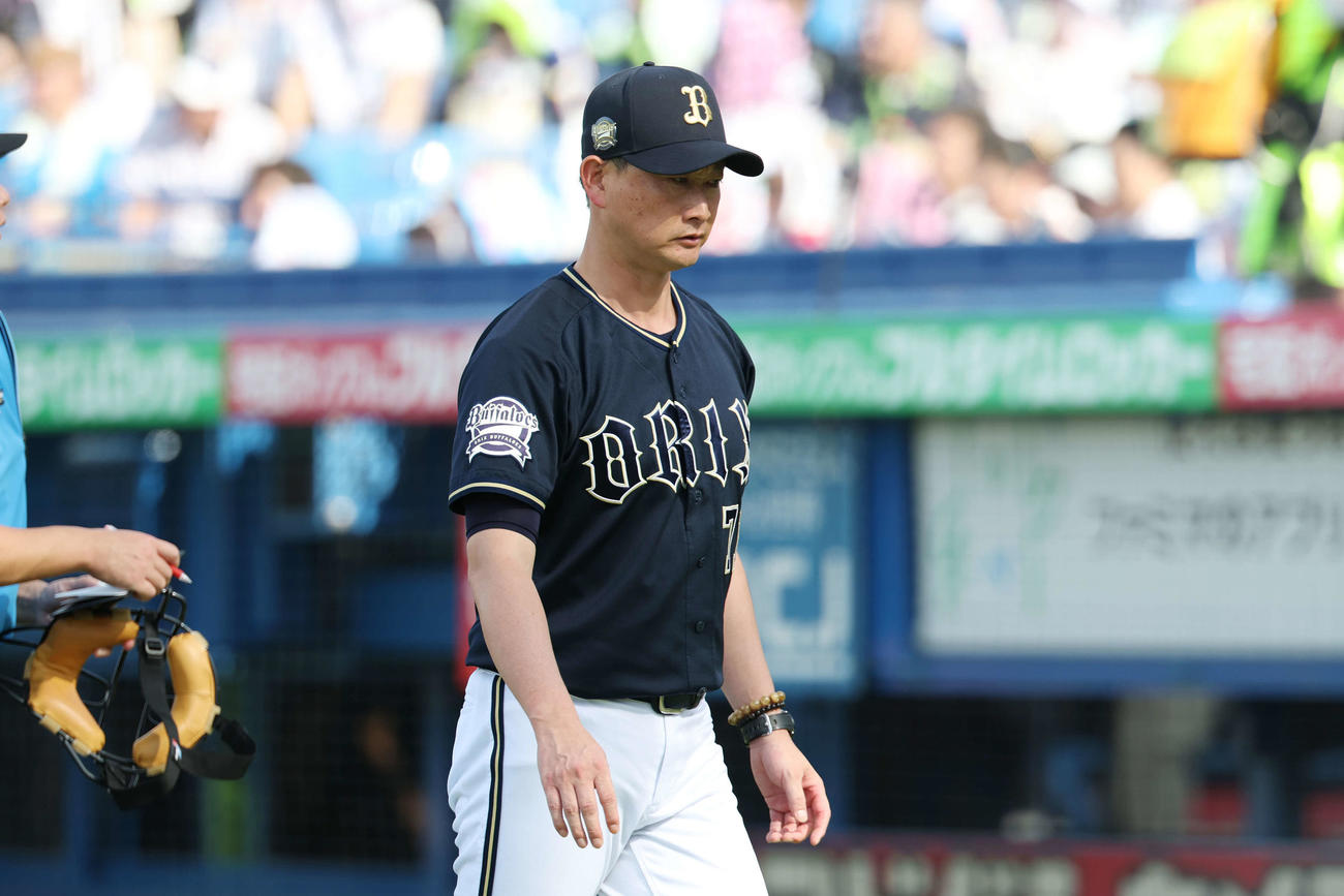 ヤクルト対オリックス　5回裏、選手交代を告げ厳しい表情でベンチに下がるオリックス岸田監督（撮影・宮地輝）