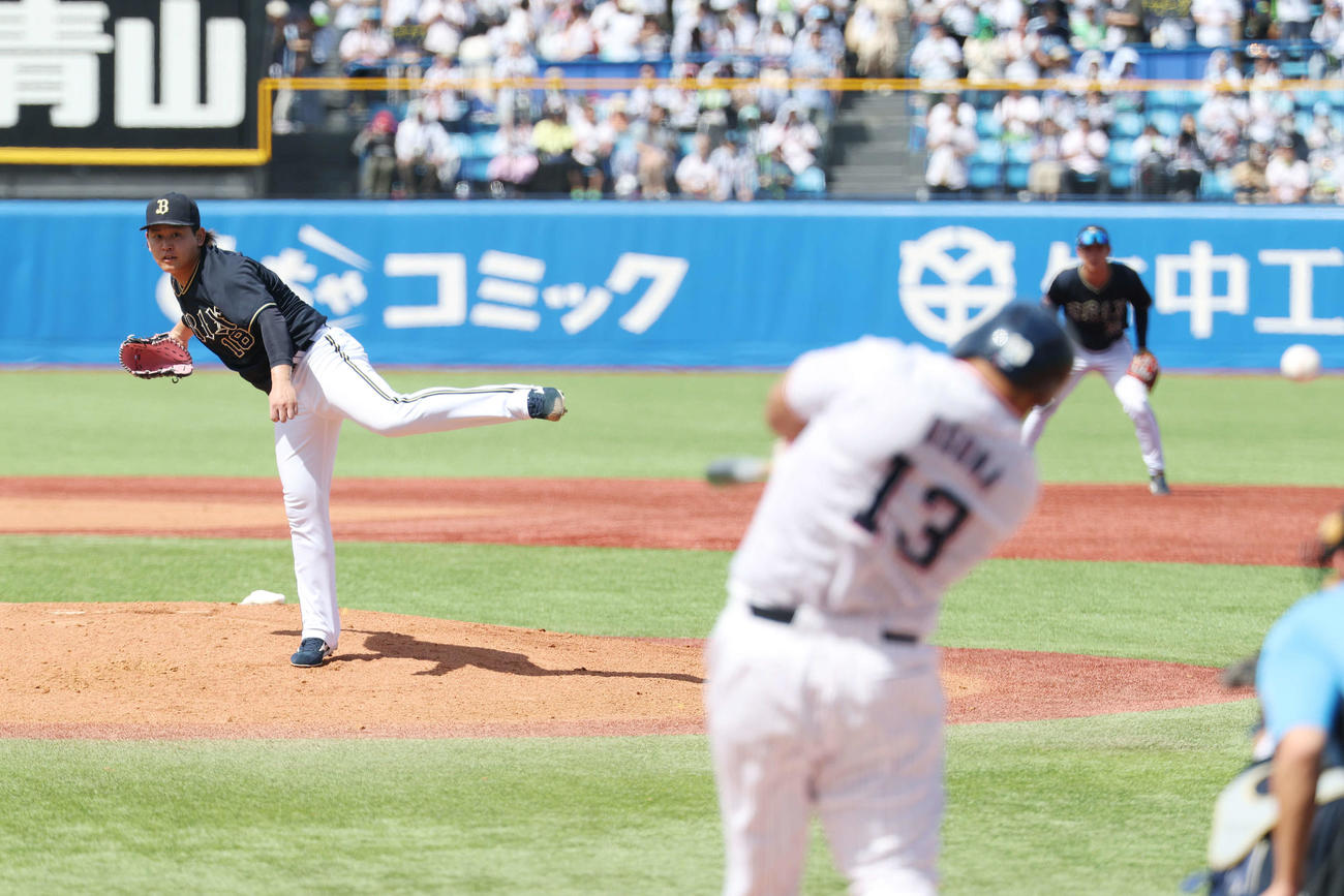 ヤクルト対オリックス　1回裏ヤクルト無死一、三塁、オスナに右前適時打を浴びる宮城（撮影・宮地輝）