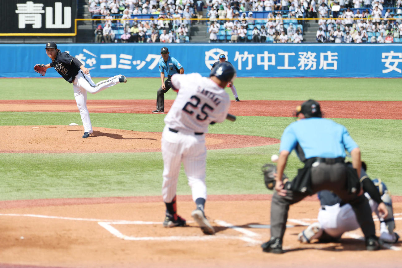 ヤクルト対オリックス　1回裏ヤクルト無死一、二塁、サンタナに右前適時打を浴びる宮城（撮影・宮地輝）