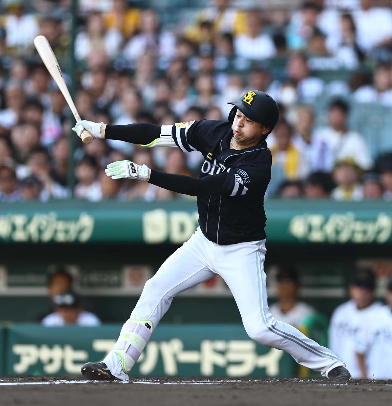阪神対ソフトバンク　8回表ソフトバンク1死一、二塁、川瀬は三振に倒れる（撮影・上田博志）