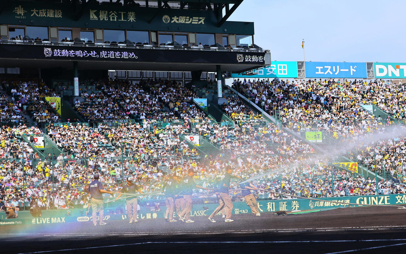 阪神対ソフトバンク　グラウンド整備する阪神園芸のスタッフ（撮影・藤尾明華）