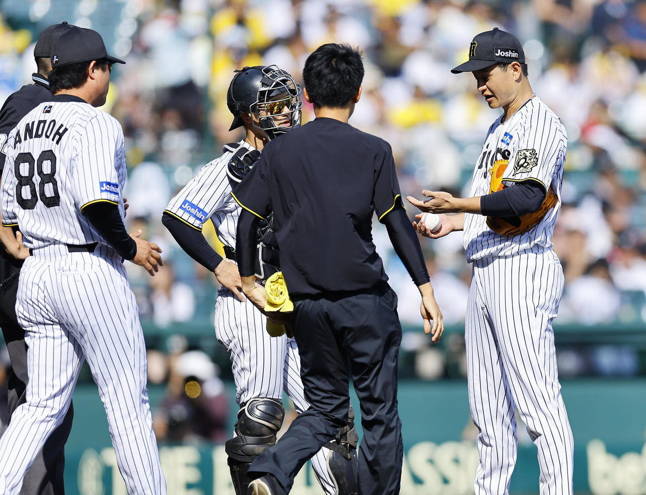 阪神対ソフトバンク　6回表ソフトバンク無死、マウンドで安藤投手チーフコーチ（左）、トレーナーらと話しをする大竹（右端）（撮影・藤尾明華）