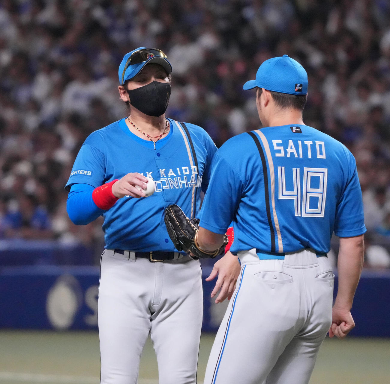 中日対日本ハム　7回裏中日無死一、二塁、投手交代を告げベンチへ戻る新庄監督（左）右は斎藤（撮影・森本幸一）