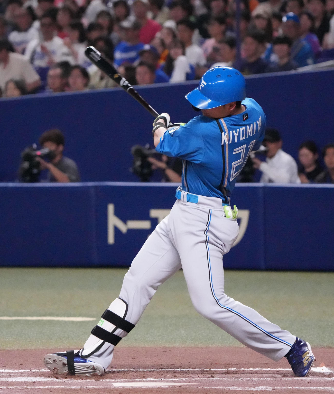 中日対日本ハム　7回表日本ハム2死、右越え本塁打を放つ清宮（撮影・森本幸一）