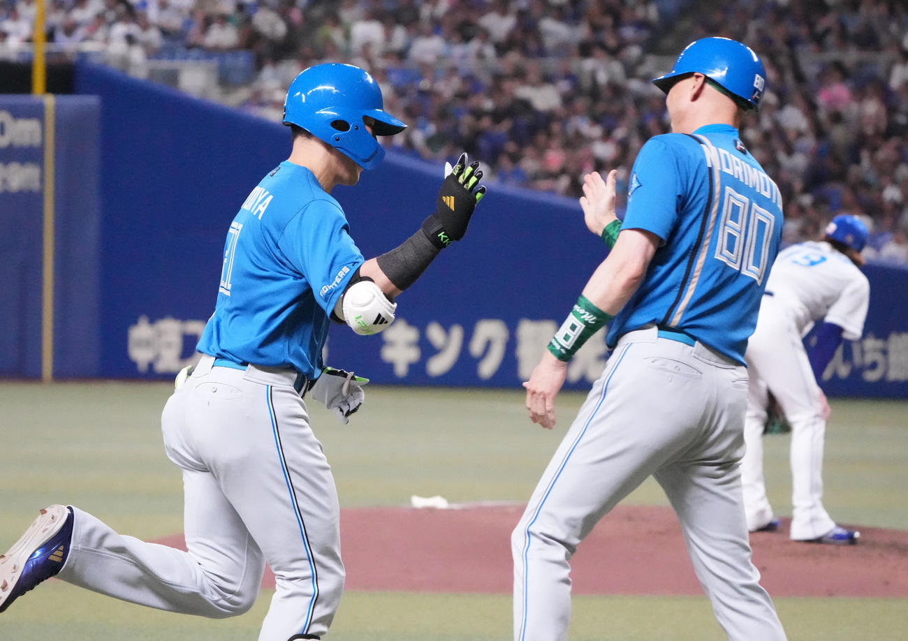 中日対日本ハム　7回表日本ハム2死、清宮（左）は右越え本塁打を放ちダイヤモンドをまわる（撮影・森本幸一）