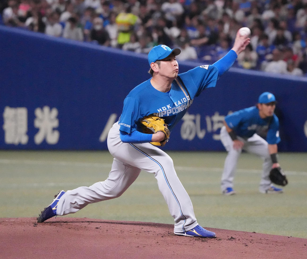 中日対日本ハム　1回裏、登板する日本ハム先発の加藤貴（撮影・森本幸一）