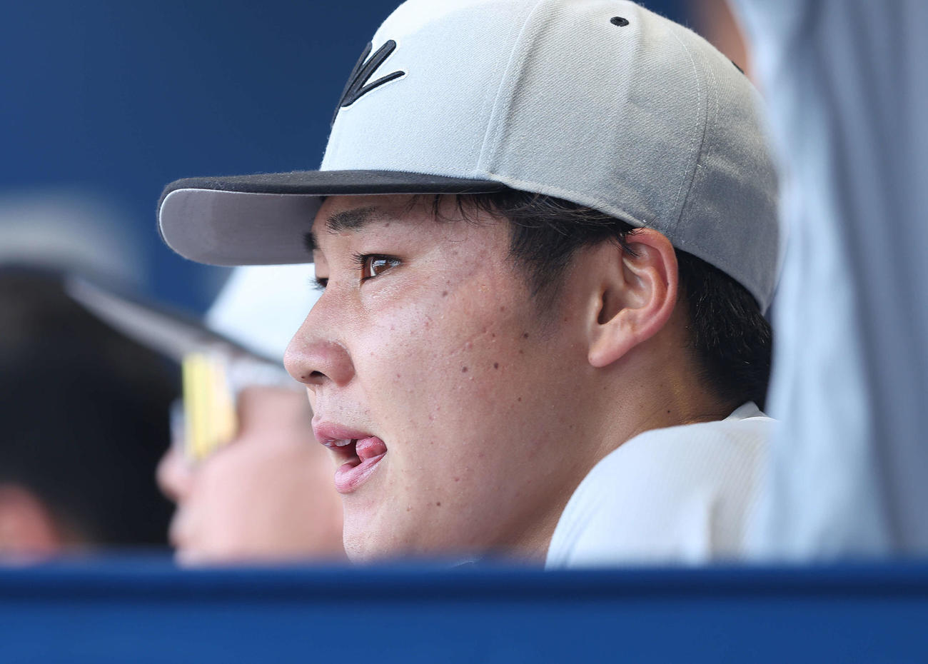 DeNA対ロッテ　3回表、戦況を見守る広池（撮影・河田真司）