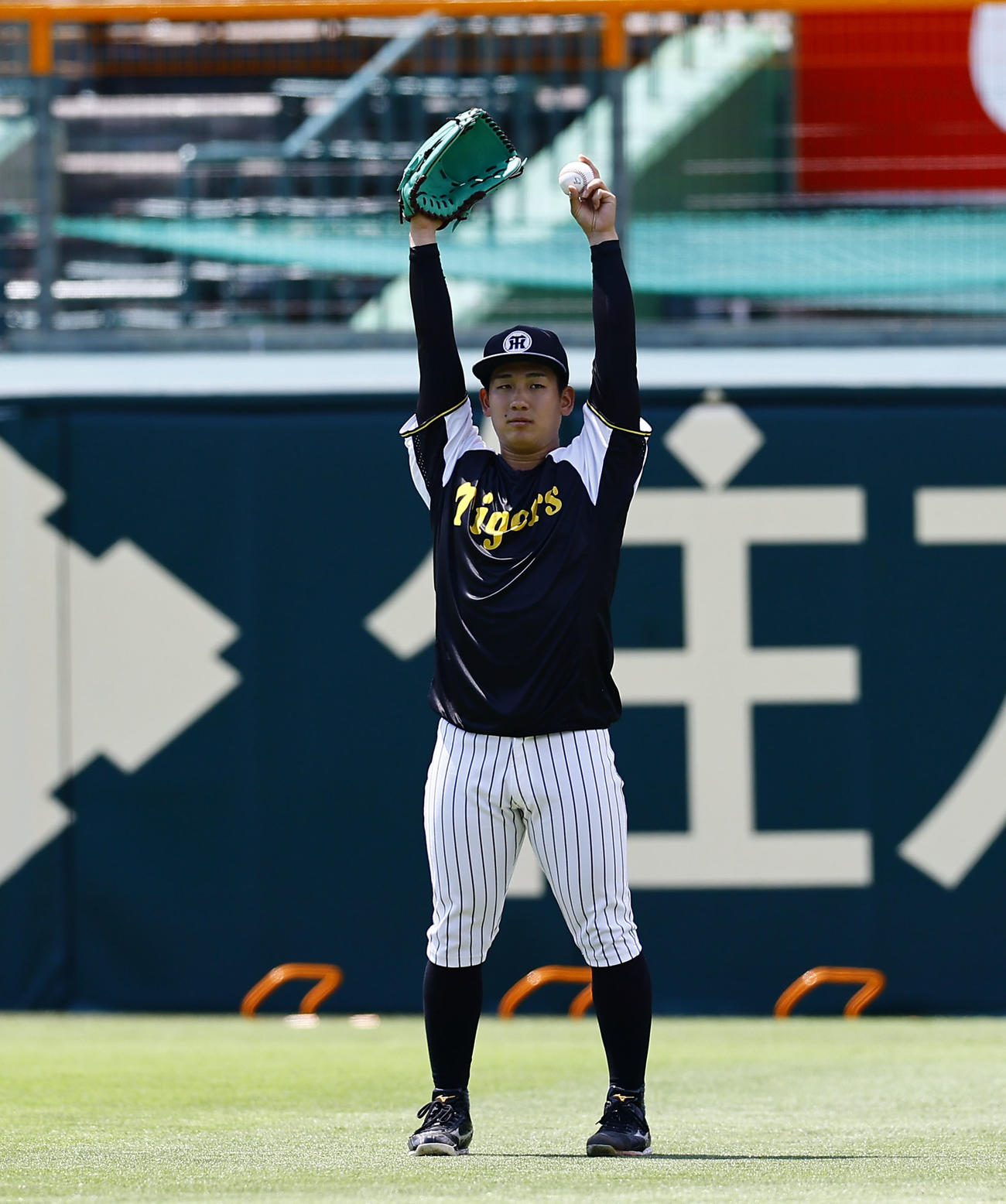 阪神対ソフトバンク　キャッチボールをする阪神伊原（撮影・藤尾明華）