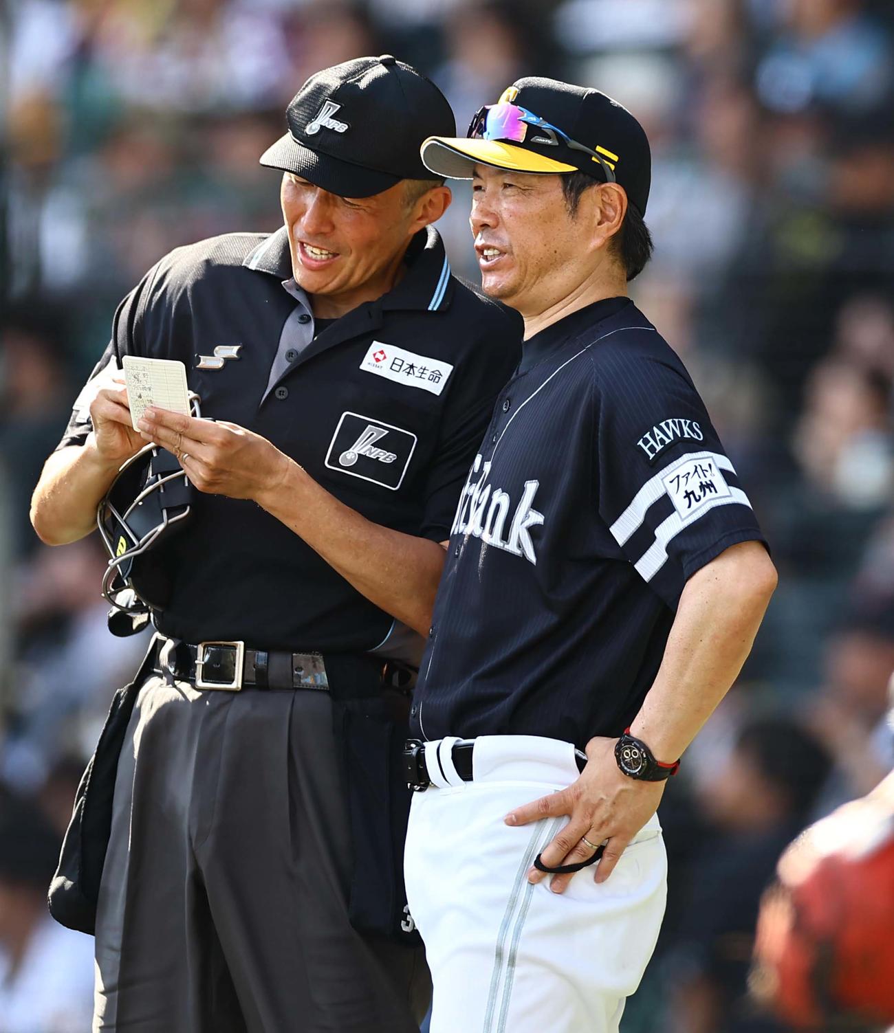 阪神対ソフトバンク　選手交代を告げる小久保監督（撮影・上田博志）