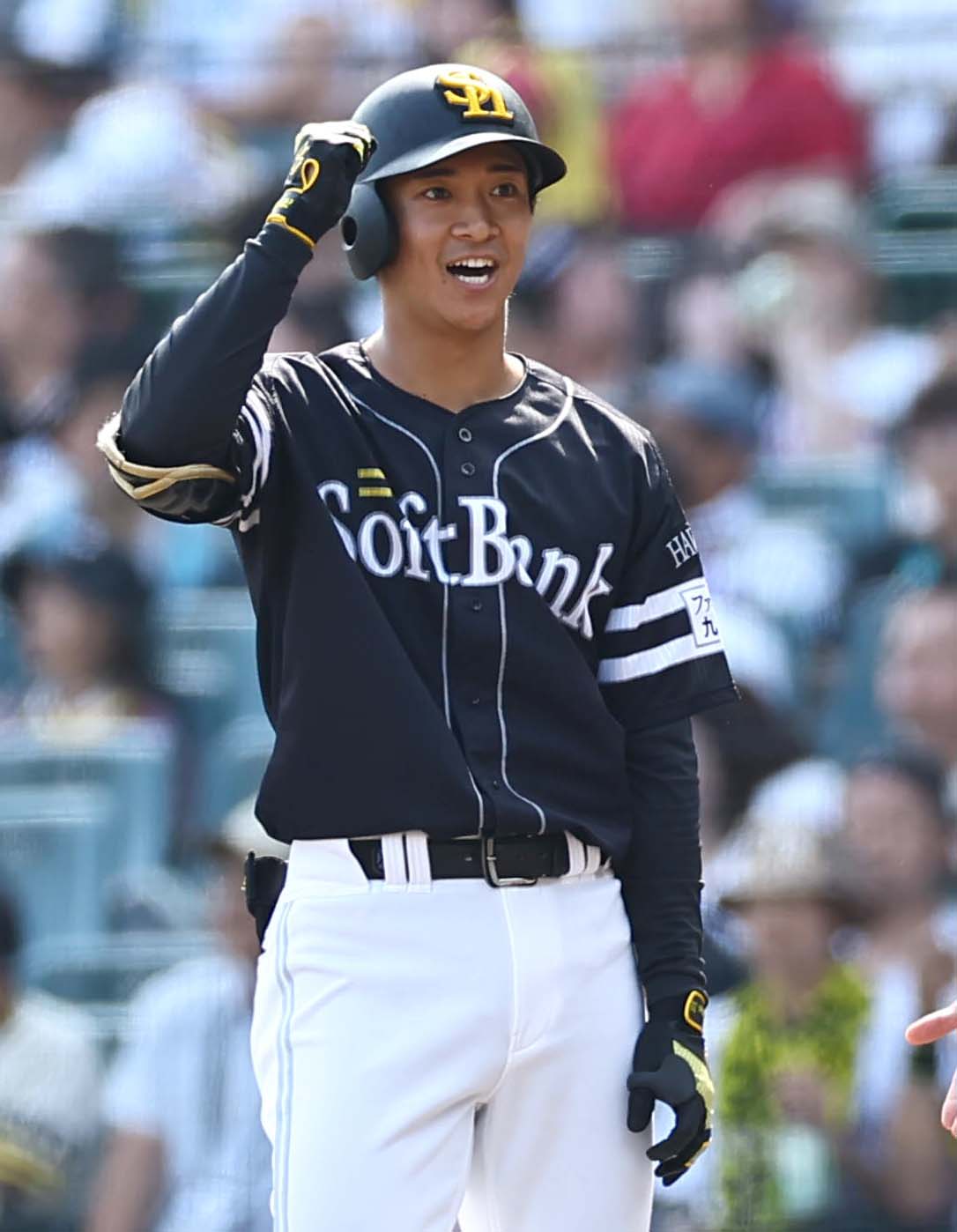 阪神対ソフトバンク　4回表ソフトバンク1死一塁、柳町は右前打を放つ（撮影・上田博志）