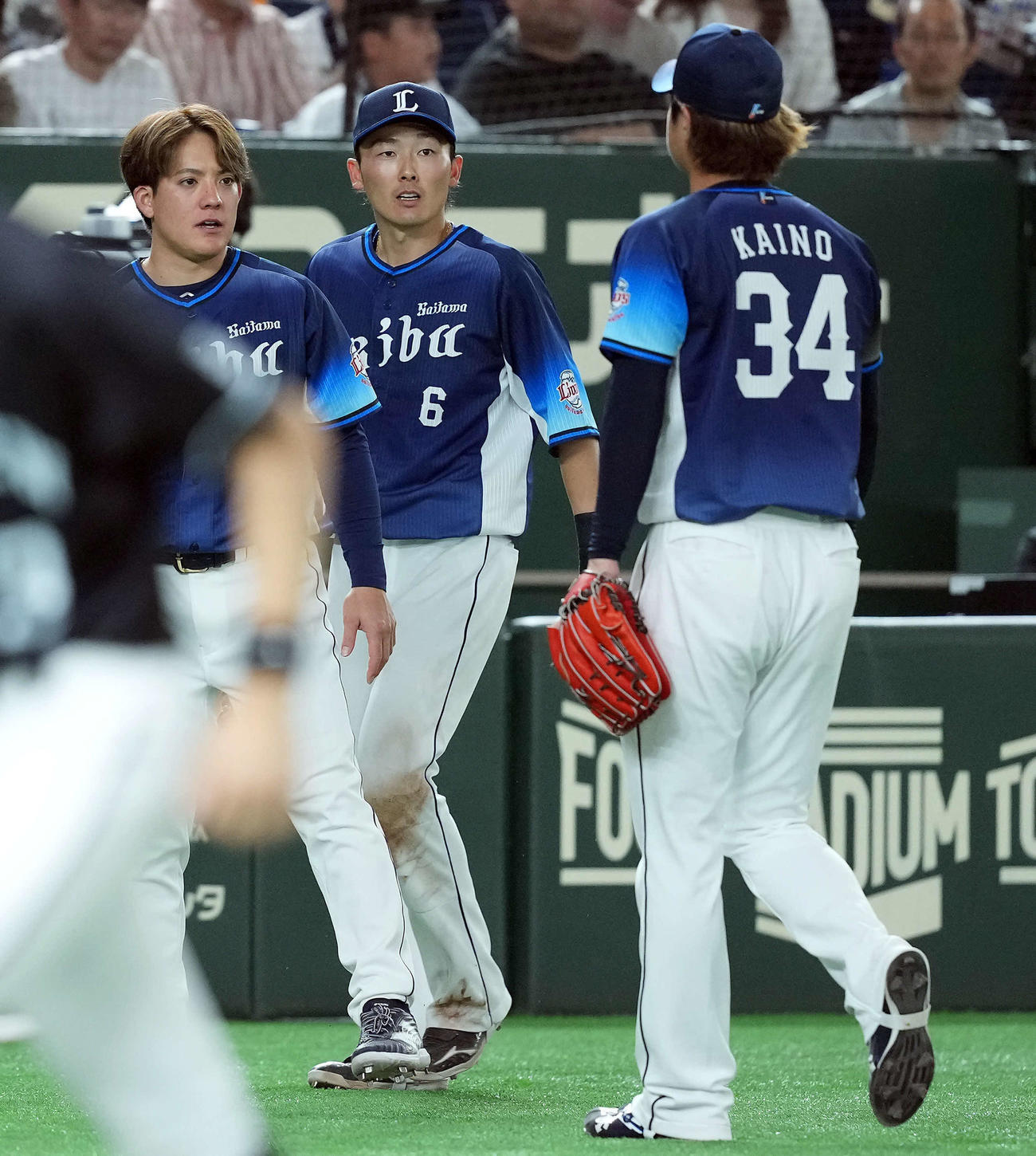 巨人対西武　7回裏、5失点した甲斐野央（右）を迎える西武与座（左）（撮影・たえ見朱実）