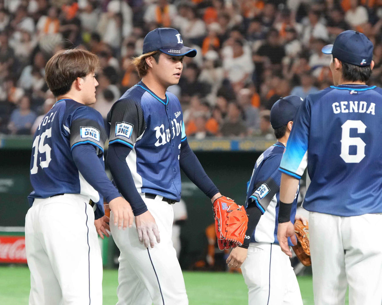 巨人対西武　7回裏巨人に逆転を許した西武2番手甲斐野は先発の与座（左）からねぎらわれる（撮影・小沢裕）