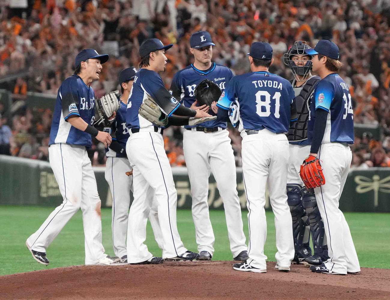 巨人対西武　7回裏巨人1死一、二塁、岡田に同点中適時二塁打を許した西武2番手甲斐野（右）はナインの激励を受ける（撮影・小沢裕）