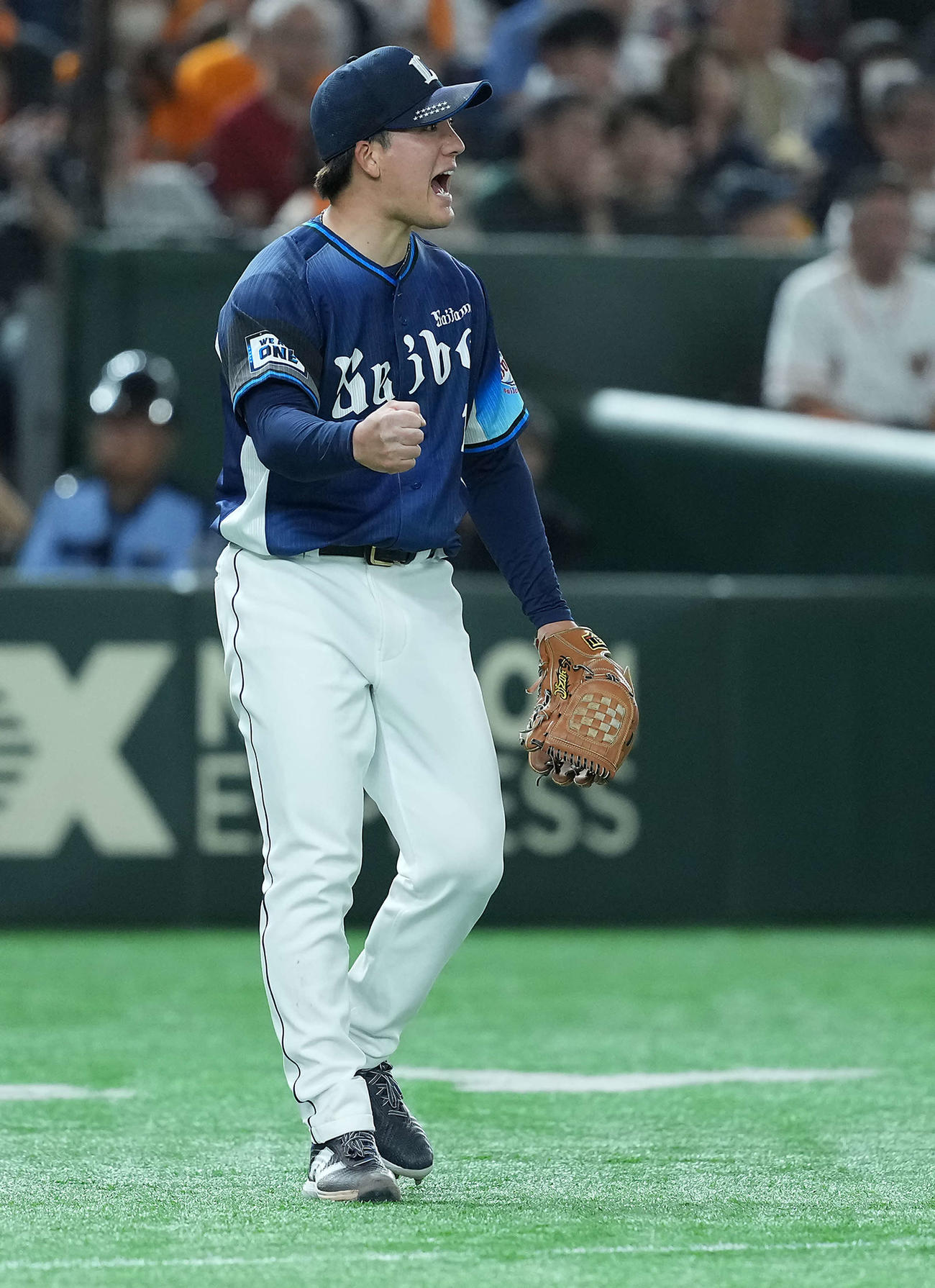 巨人対西武　6回裏巨人2死、門脇の三ゴロに仕留めガッツポーズを決める与座（撮影・たえ見朱実）