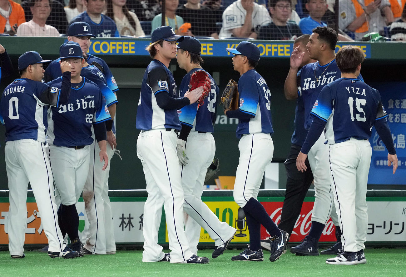 巨人対西武　7回裏、5失点を喫し5－2とされた西武甲斐野（撮影・たえ見朱実）