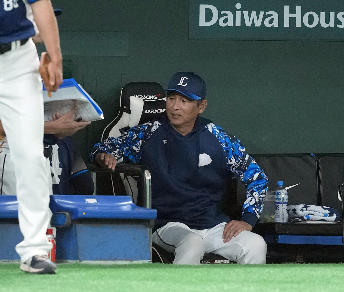 巨人対西武　巨人に連敗を喫した西武西口監督（撮影・たえ見朱実）