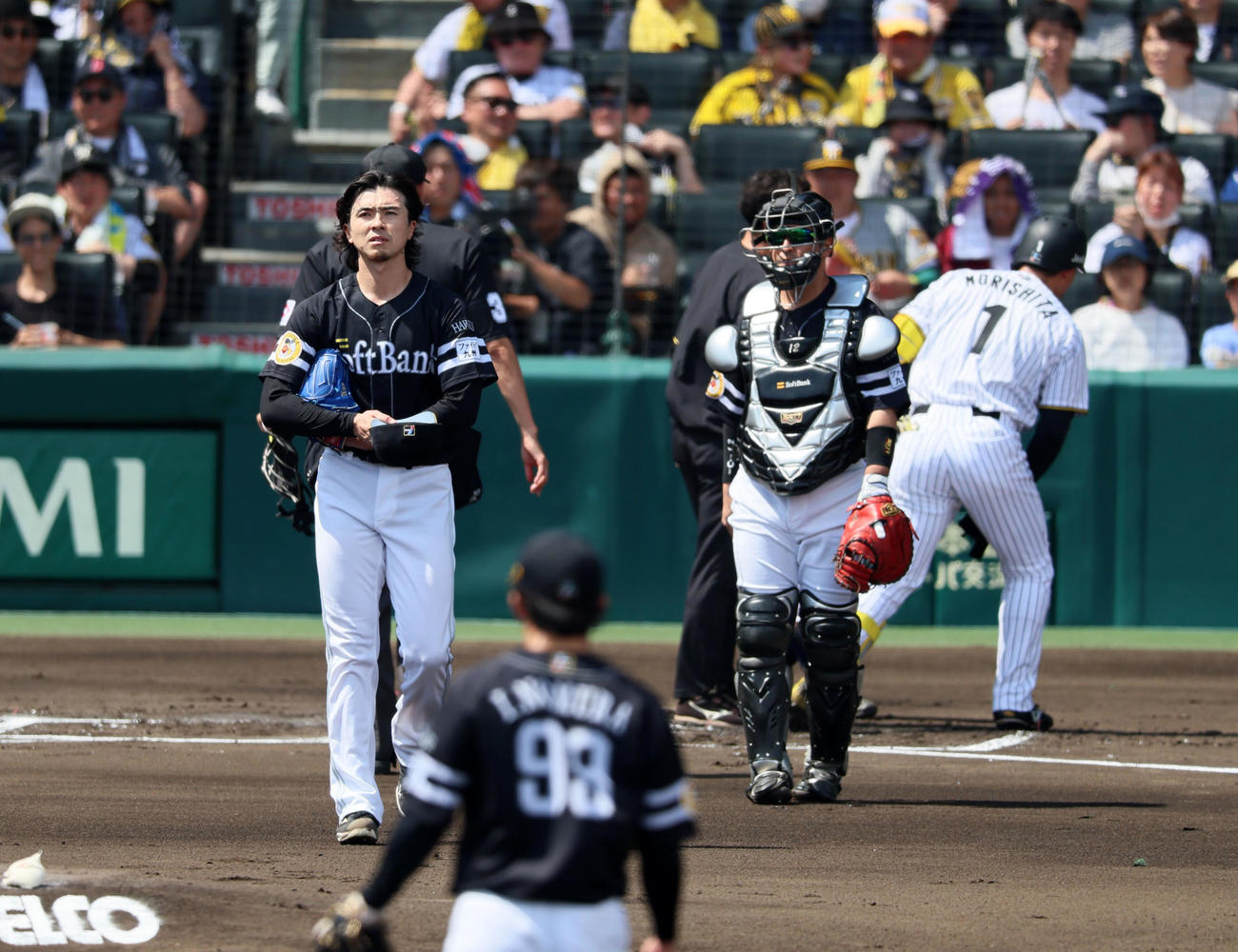 阪神対ソフトバンク　1回裏阪神1死二塁、上沢は森下に死球を与える（撮影・加藤哉）