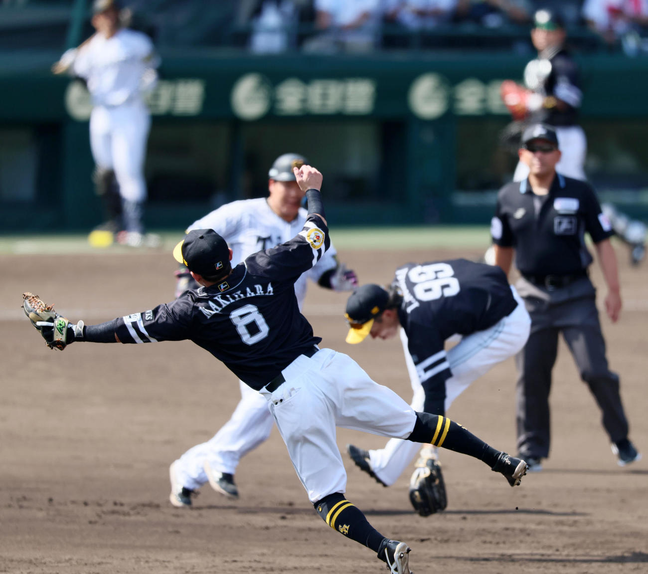 阪神対ソフトバンク　3回裏阪神1死一塁、小幡の打球を上沢が悪送球しカバーに入った牧原がキャッチ（撮影・加藤哉）