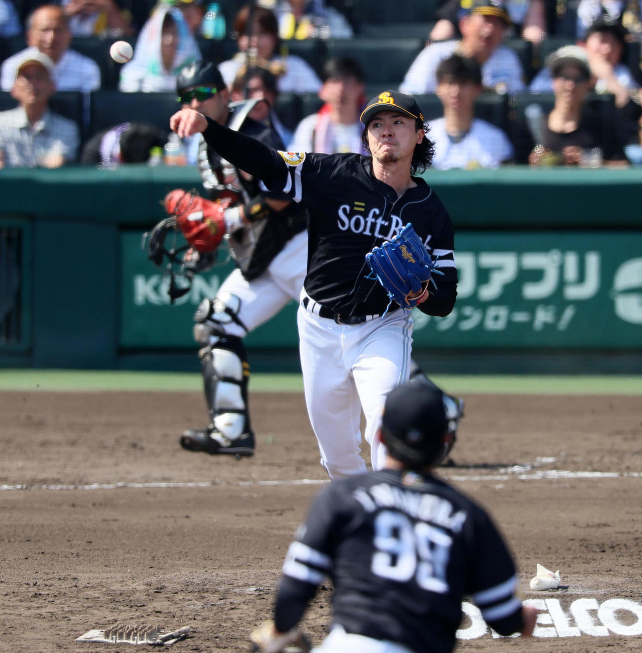 阪神対ソフトバンク　3回裏阪神1死一塁、小幡の打球を二塁へ悪送球する上沢（撮影・加藤哉）