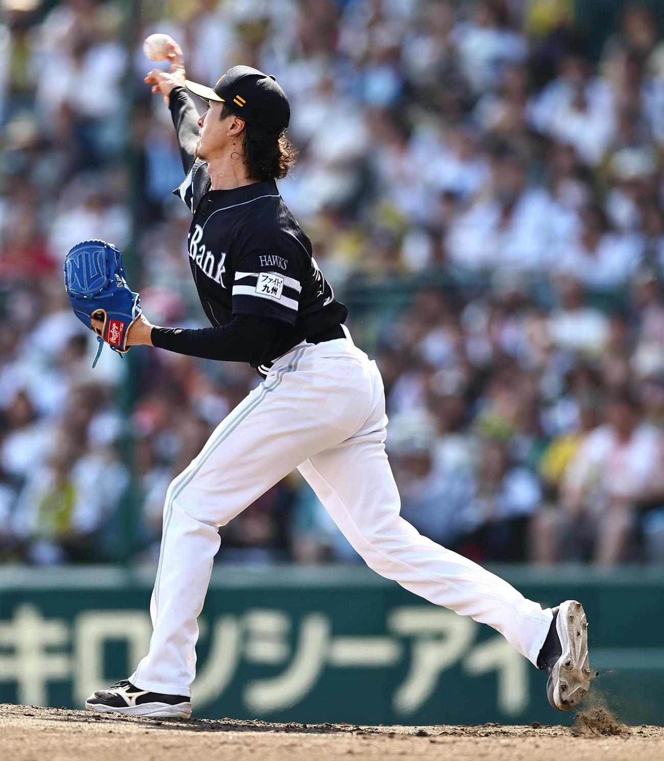 阪神対ソフトバンク　3回裏阪神1死一塁、小幡の打球を二塁へ悪送球する上沢（撮影・上田博志）