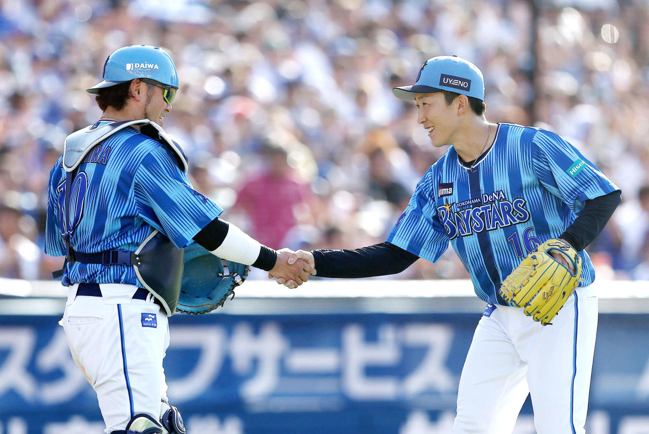 DeNA対ロッテ　ロッテに完封勝利し、戸柱（左）と握手を交わすDeNA大貫（撮影・河田真司）