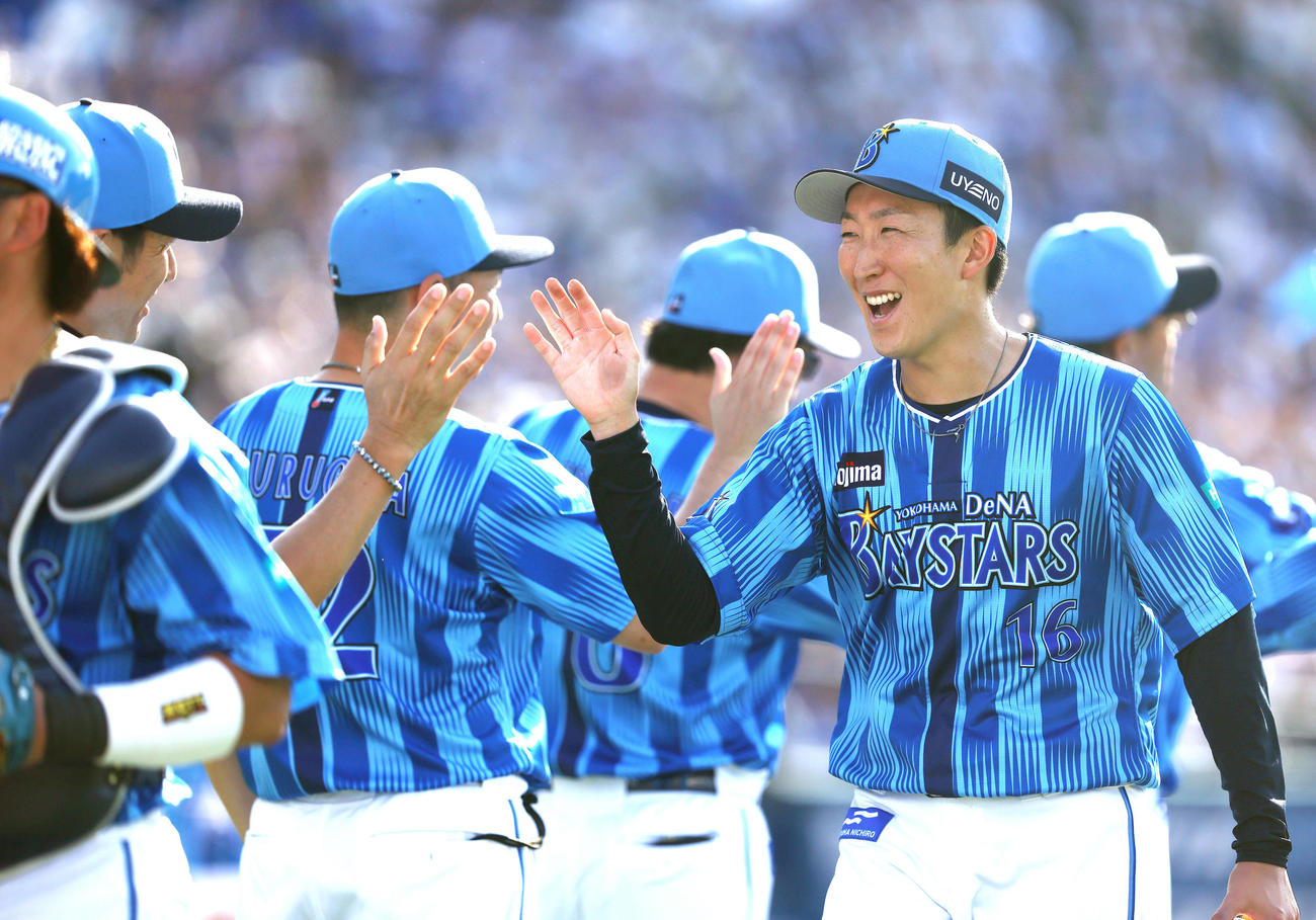 DeNA対ロッテロッテに完封勝利し、笑顔でタッチを交わすDeNA大貫（撮影・河田真司）
