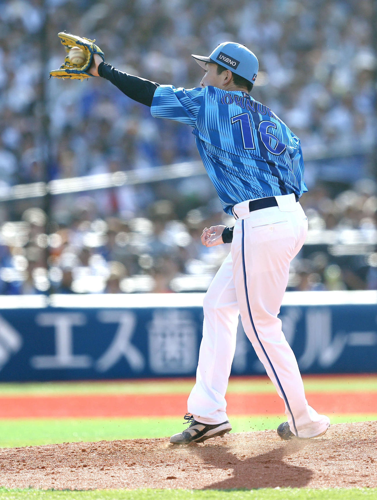 DeNA対ロッテ　9回表ロッテ2死、西川の打球をグラブで止める大貫（撮影・河田真司）