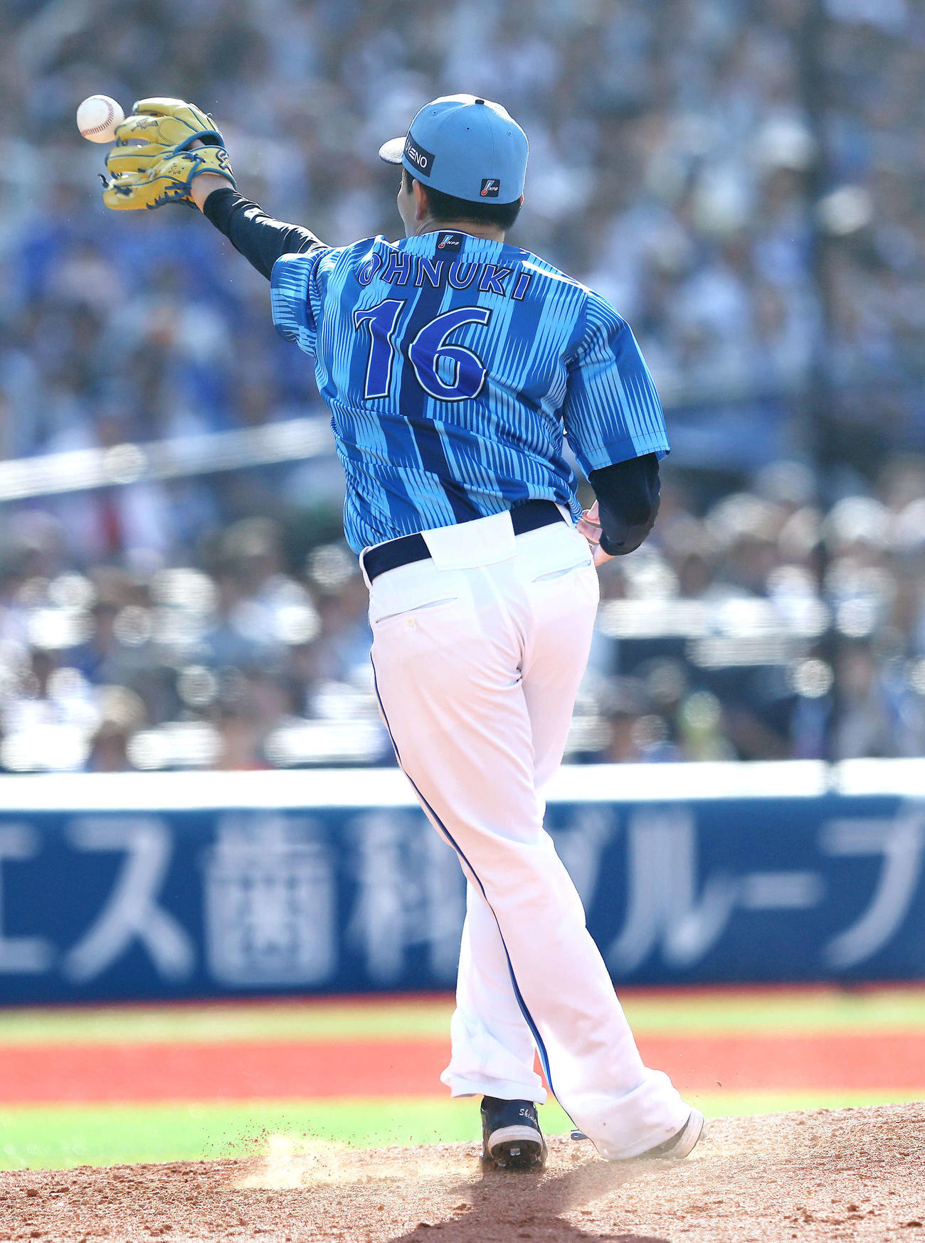 DeNA対ロッテ　9回表ロッテ2死、西川の打球をグラブで止める大貫（撮影・河田真司）