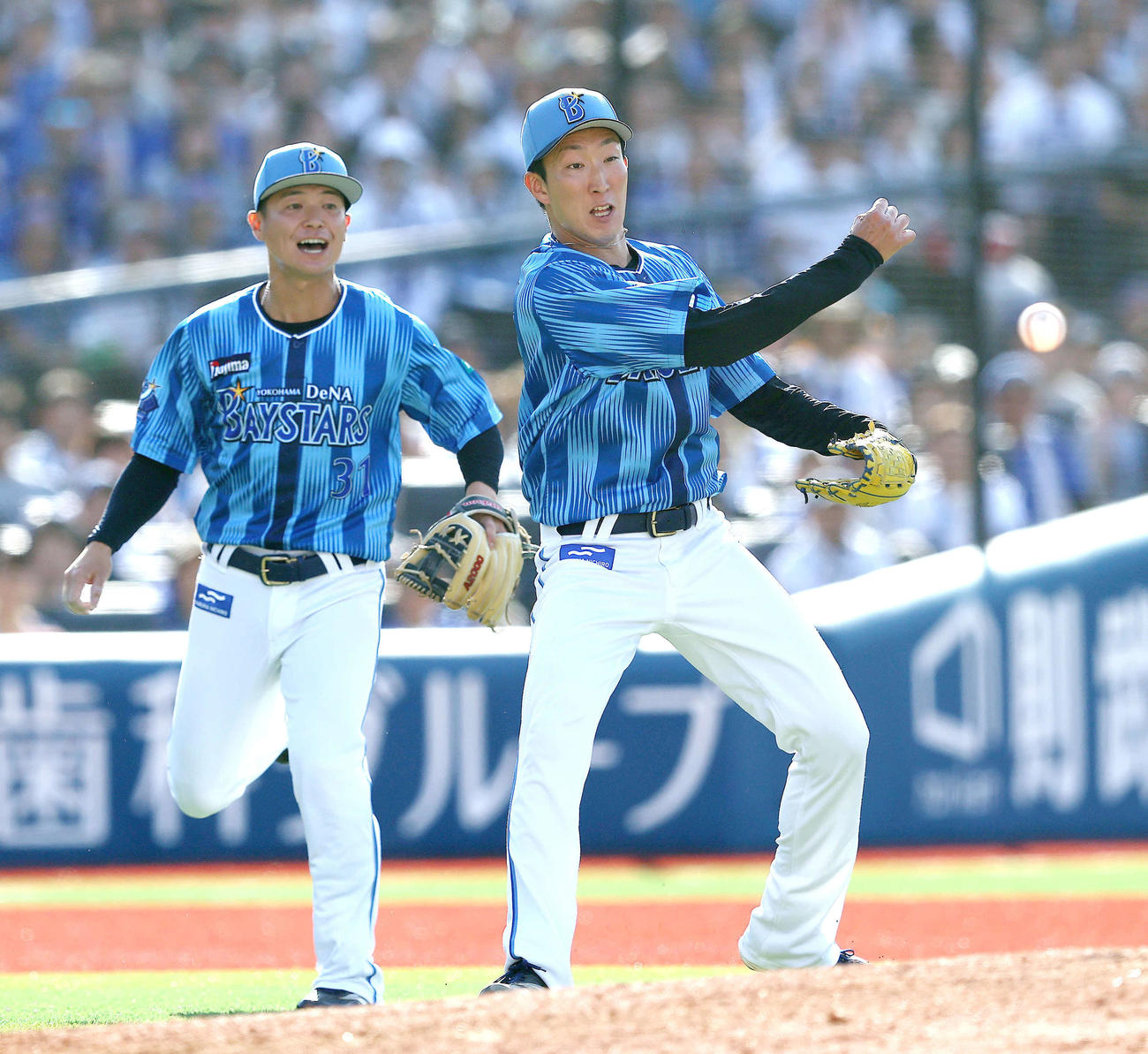 DeNA対ロッテ　9回表ロッテ2死、西川の打球を一塁に送球する大貫（撮影・河田真司）