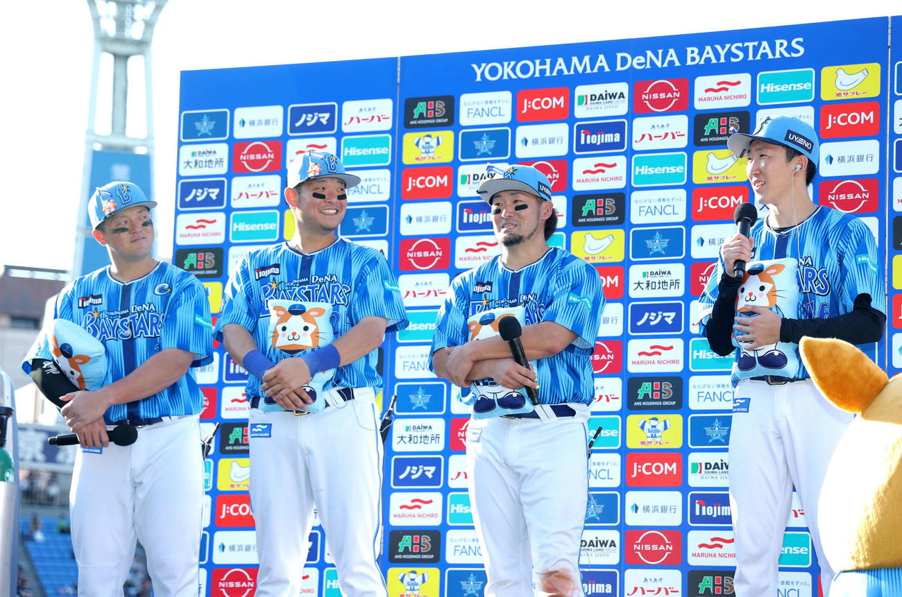 DeNA対ロッテ　ロッテに勝利し、お立ち台に上がるDeNAの、左から牧、筒香、戸柱、大貫（撮影・河田真司）