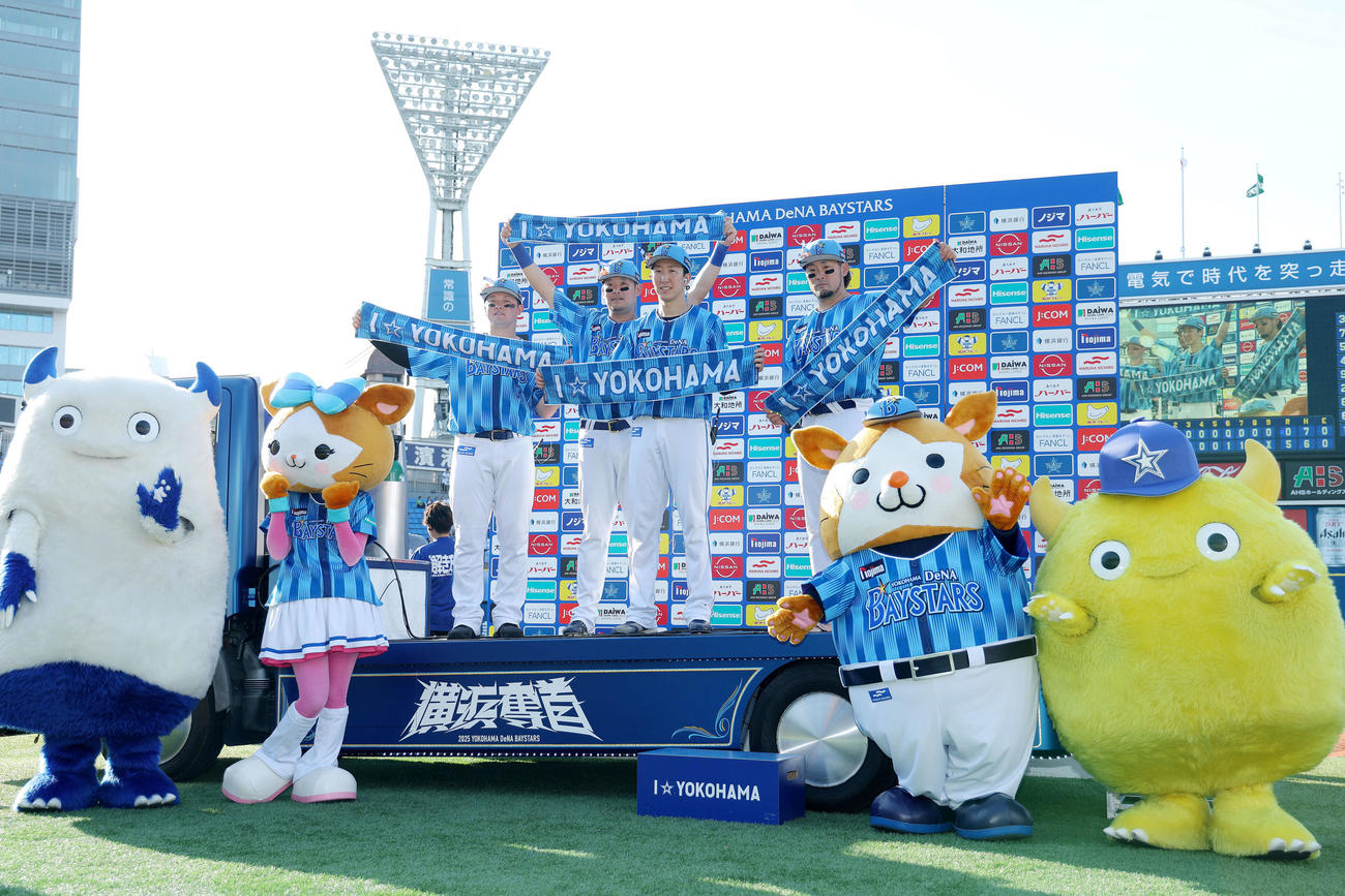 DeNA対ロッテ　ロッテに勝利し、お立ち台で写真に納まるDeNAの、左から牧、筒香、戸柱、大貫（撮影・河田真司）