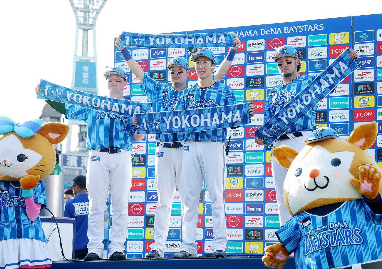 DeNA対ロッテ　ロッテに勝利し、お立ち台で写真に納まるDeNAの、左から牧、筒香、戸柱、大貫（撮影・河田真司）