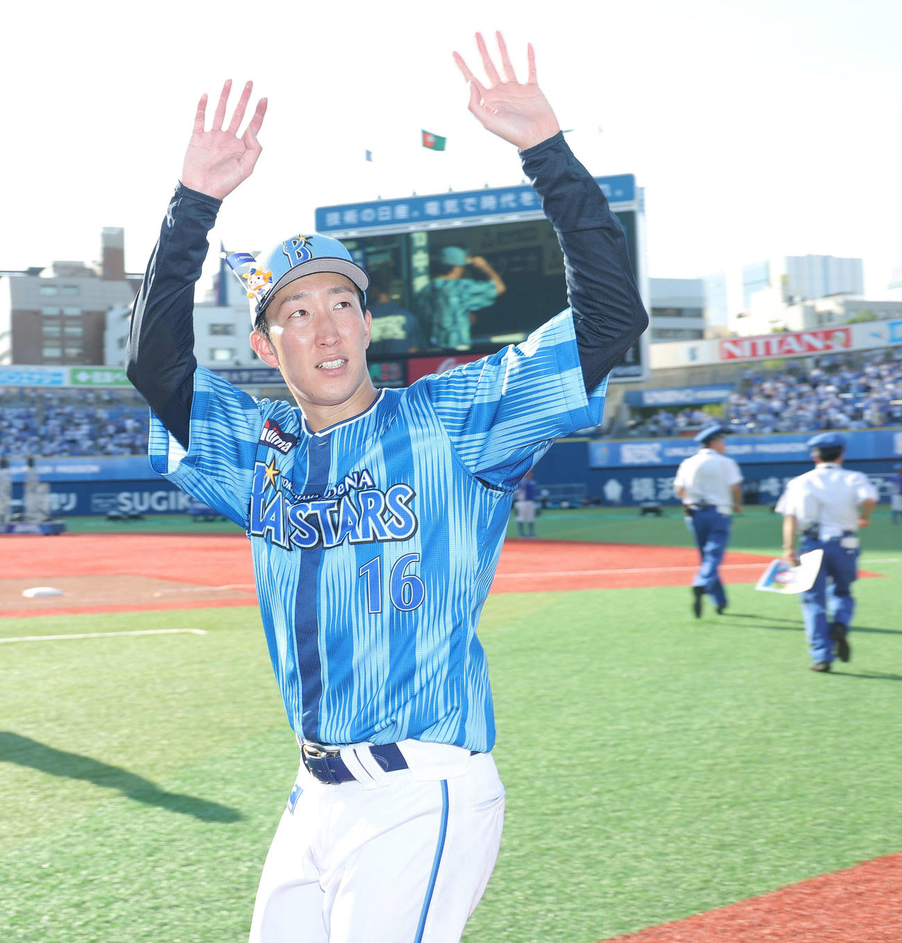 DeNA対ロッテ　ロッテに勝利し、ファンの声援に応えながら引き揚げるDeNA大貫（撮影・河田真司）