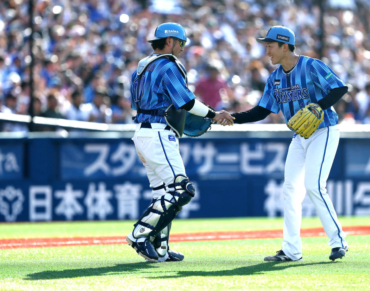 DeNA対ロッテ　ロッテに完封勝利し、戸柱（左）と握手を交わすDeNA大貫（撮影・河田真司）
