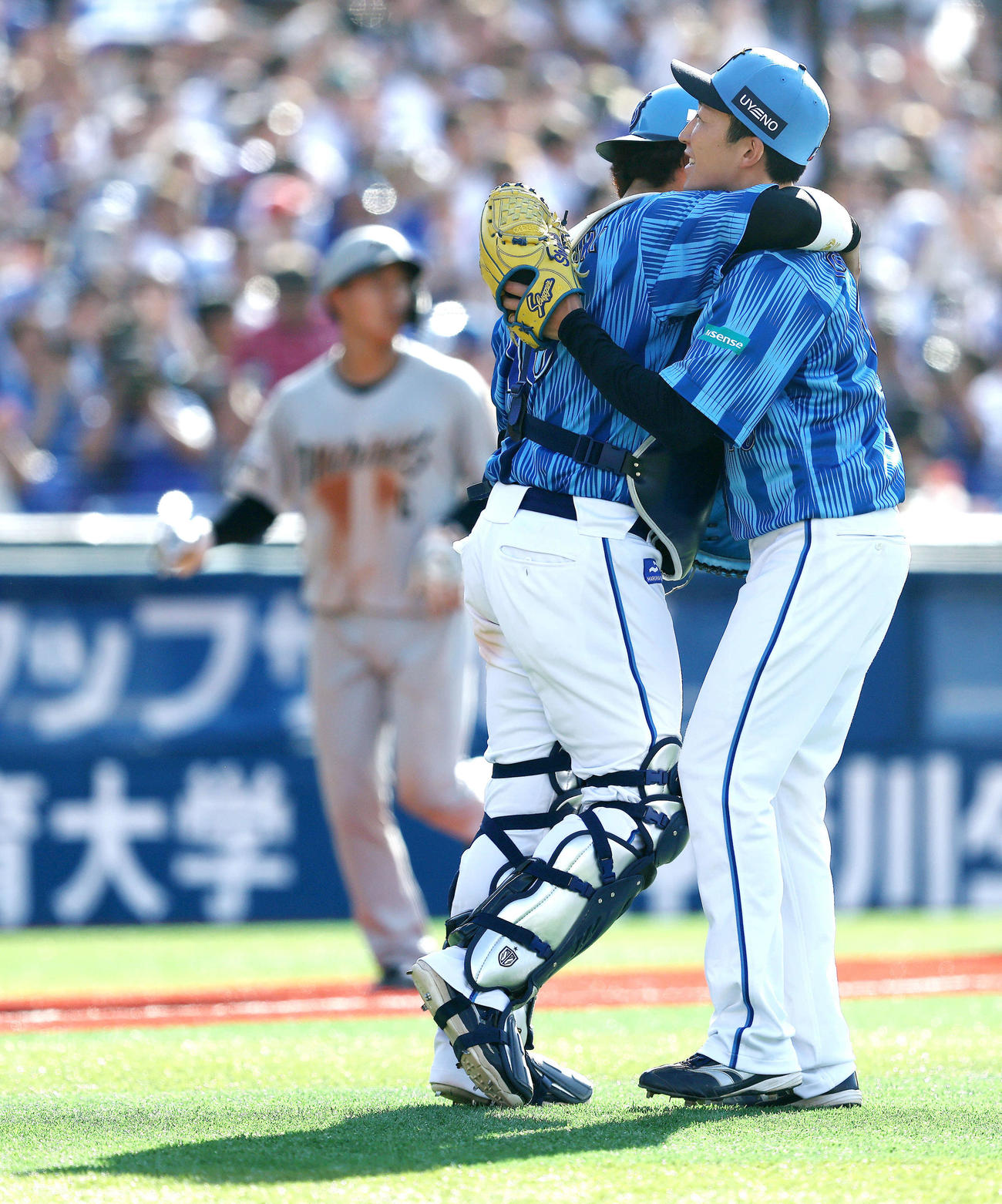 DeNA対ロッテ　ロッテに完封勝利し、戸柱（左）に迎えられるDeNA大貫（撮影・河田真司）