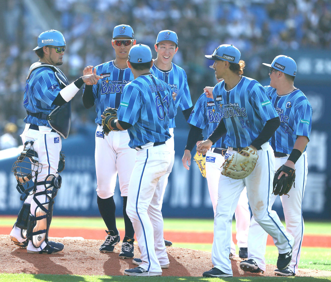DeNA対ロッテロッテに完封勝利し、マウンドで笑顔を見せるDeNA大貫（中央）（撮影・河田真司）
