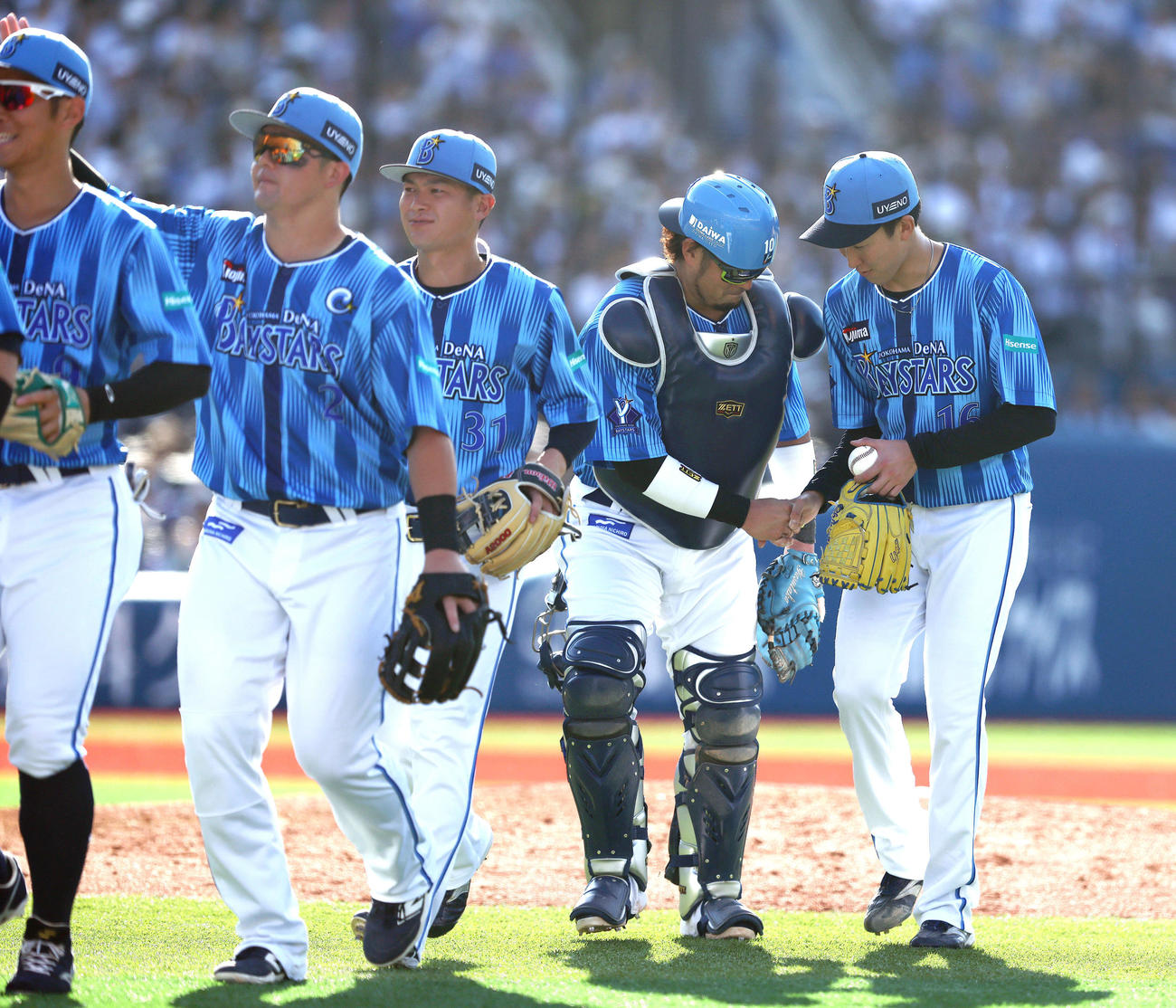 DeNA対ロッテ　ロッテに完封勝利し、握手を交わしながら移動するDeNA大貫（右）と戸柱（撮影・河田真司）
