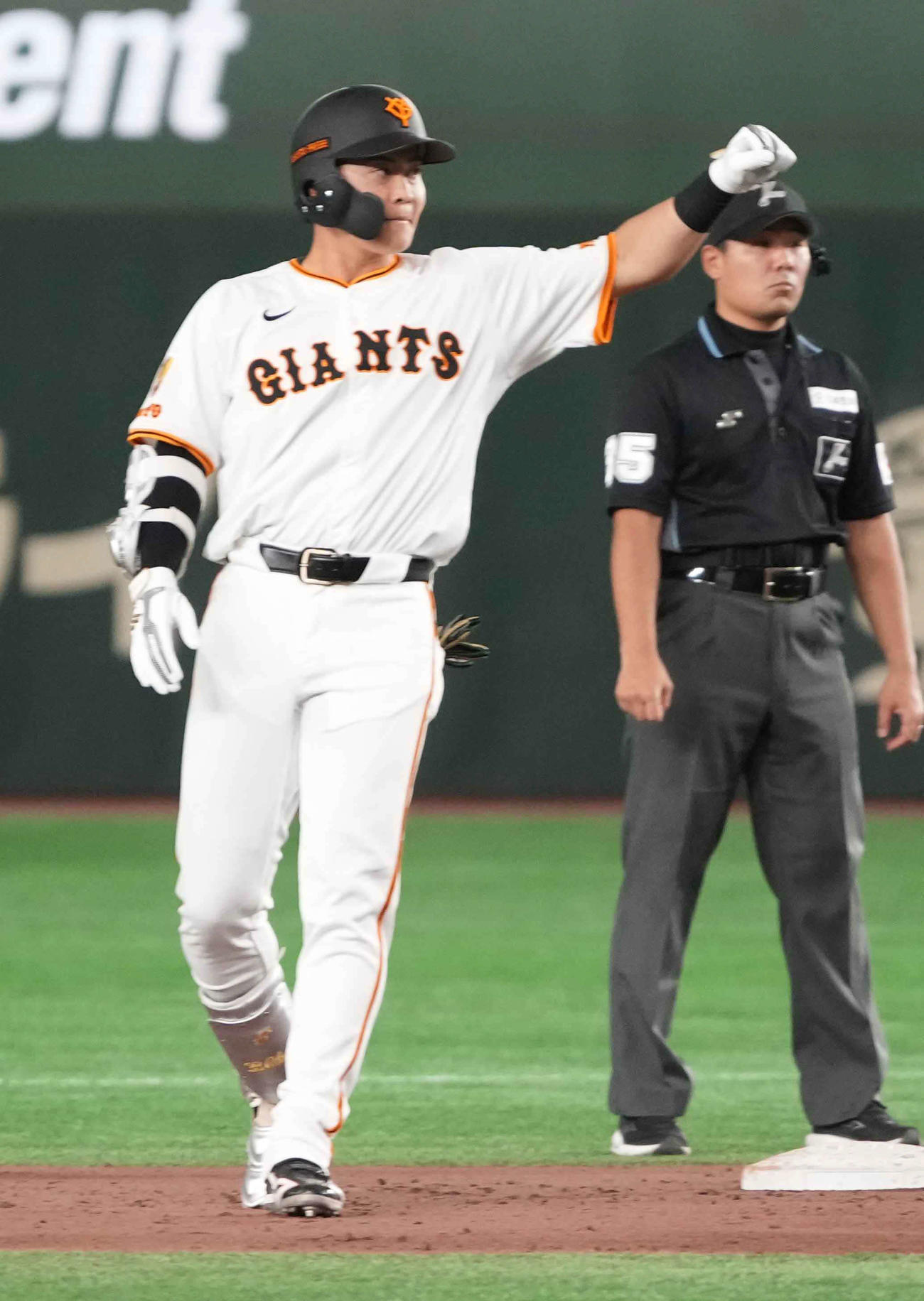 巨人対西武　7回裏巨人1死一、二塁、岡田は同点の中適時二塁打を放つ（撮影・小沢裕）