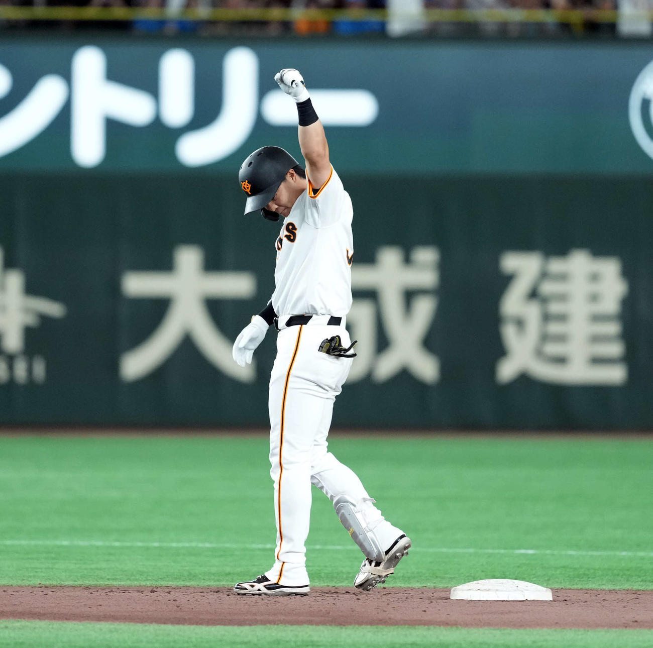 巨人対西武　7回裏巨人1死一、二塁、中前に2点適時二塁打を放った岡田（撮影・たえ見朱実）