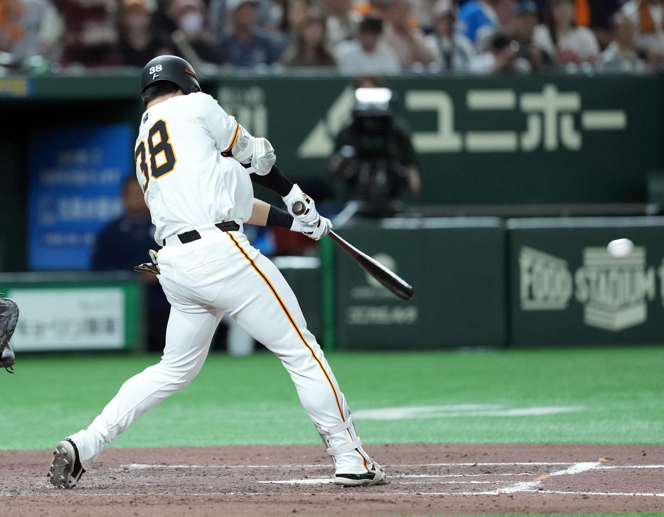 巨人対西武　7回裏巨人1死一、二塁、中前に2点適時二塁打を放つ岡田（撮影・たえ見朱実）