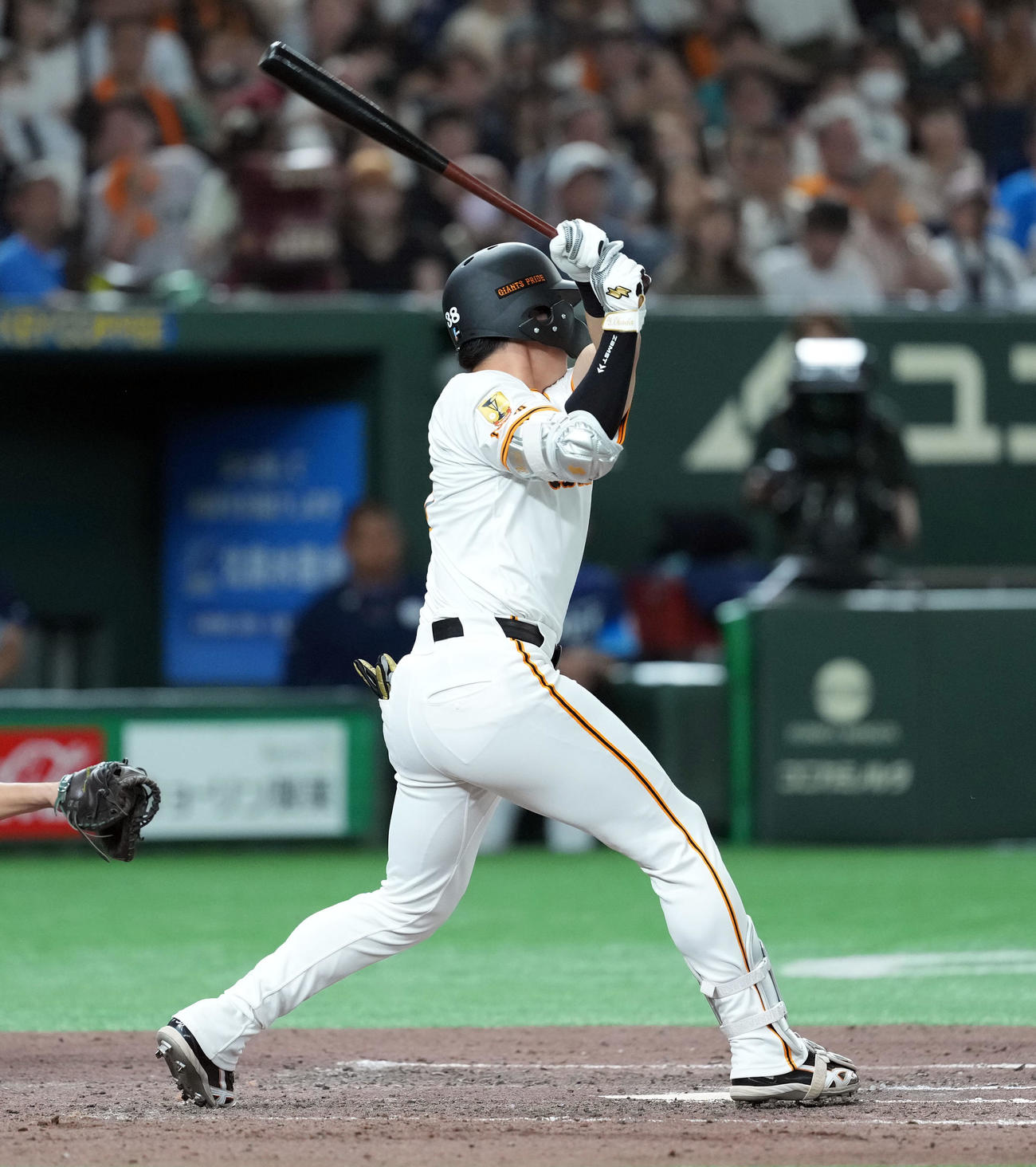 巨人対西武　7回裏巨人1死一、二塁、中前に2点適時二塁打を放つ岡田（撮影・たえ見朱実）