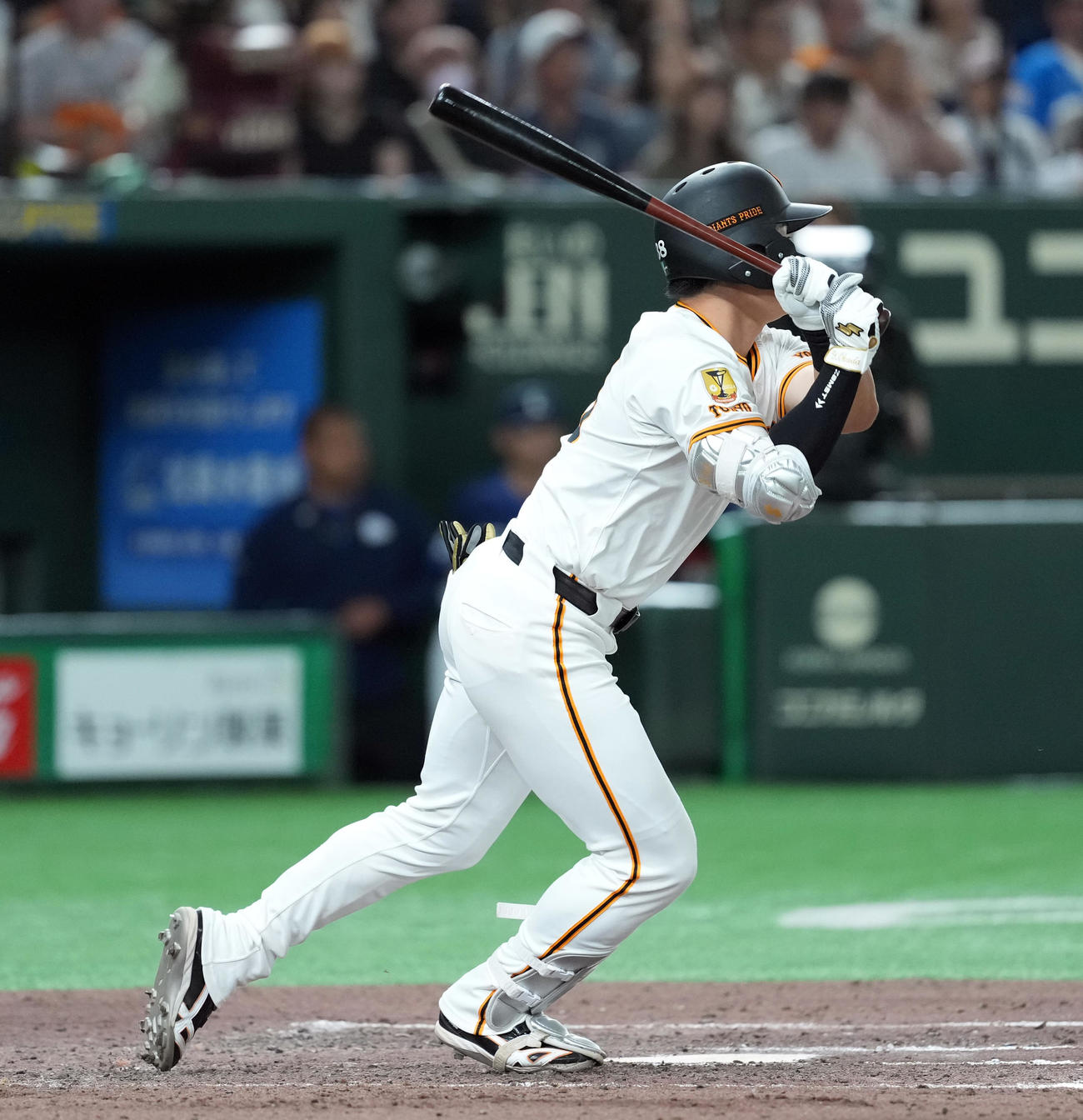 巨人対西武　7回裏巨人1死一、二塁、中前に2点適時二塁打を放つ岡田（撮影・たえ見朱実）