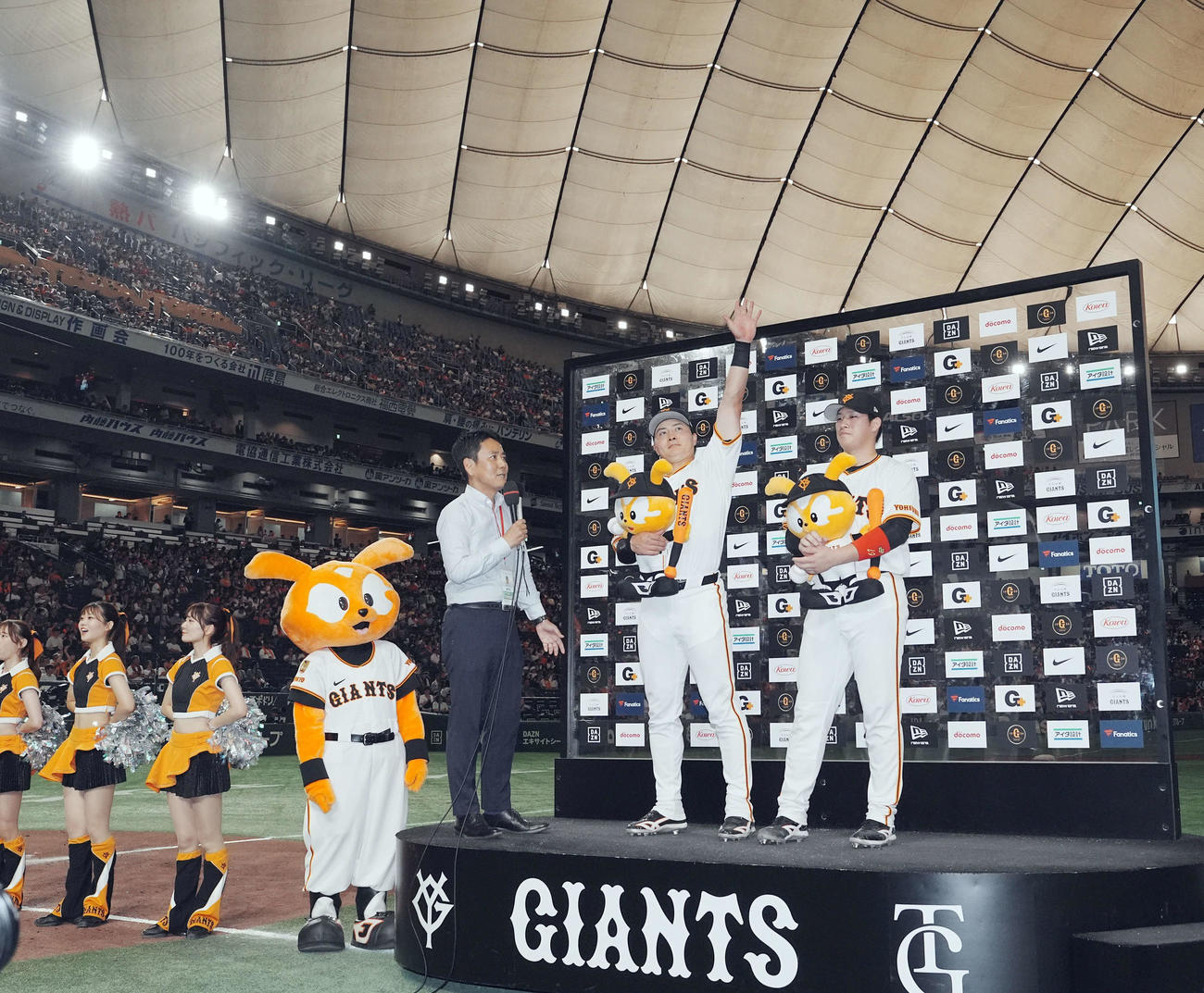 巨人対西武　初のお立ち台に上がった巨人岡田（中央）はファンの大声援に応える（撮影・たえ見朱実）