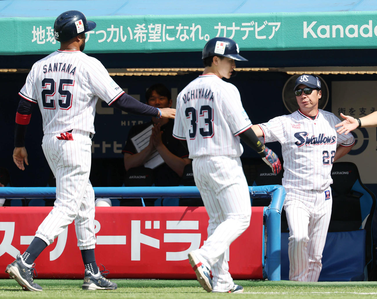 ヤクルト対オリックス　1回裏ヤクルト1死一、三塁、山田の中2点適時二塁打で生還したサンタナ（左）と内山（中央）を迎える高津監督（撮影・宮地輝）