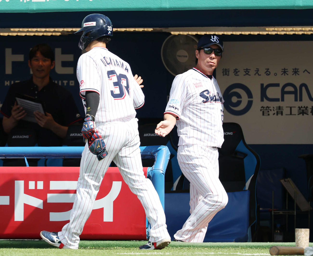 ヤクルト対オリックス　1回裏ヤクルト1死一、三塁、山田の中2点適時二塁打で生還した内山（左）とタッチした高津監督（撮影・宮地輝）