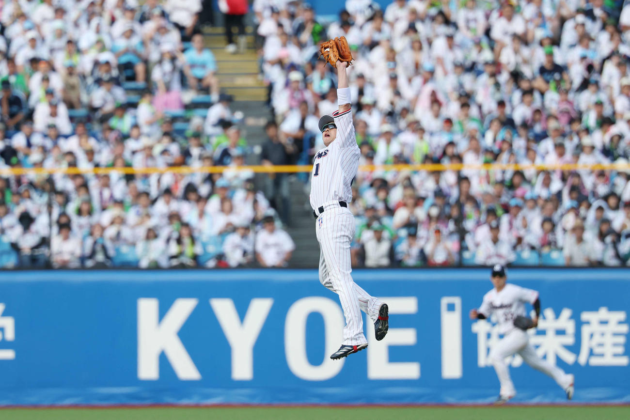 ヤクルト対オリックス　7回表オリックス1死、紅林の二直を好捕する山田（撮影・宮地輝）